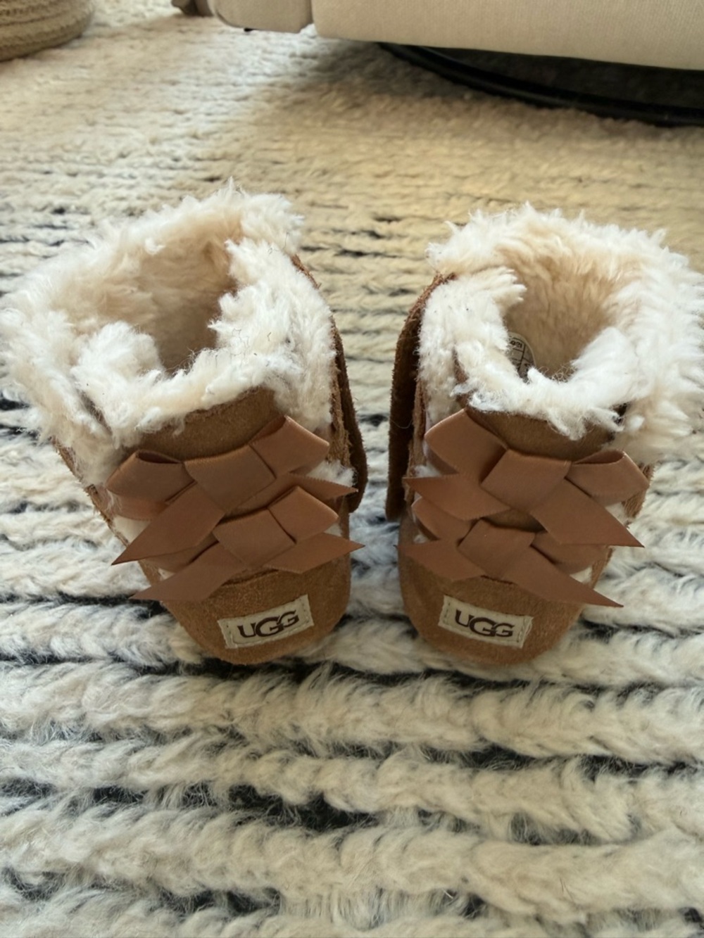 UGG Kids Chestnut Suede Bow-Back Shearling Booties EU 20.5